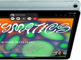 iPad Air, die 12MP Center Stage Kamera zeigt einen Benutzer bei einem FaceTime Anruf. Dahinter die Rückseite eines anderen iPad Air Modells mit der Kamera