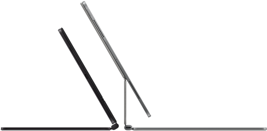 2 iPad Pro Geräte, befestigt am Magic Keyboard, Seitenansicht, dünnes Profil, Farbe Space Schwarz mit Lautsprechern und USB‑C Anschluss, halb geöffnet und geneigt, Farbe Silber, geöffnet, nach hinten geneigt, um das schwebende Design der Tastatur, die Lautsprecher und das Mikrofon zu zeigen