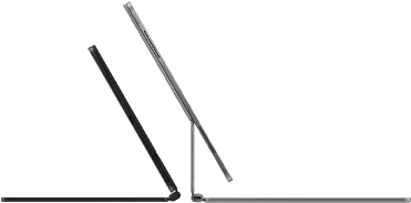 2 iPad Pro Geräte, befestigt am Magic Keyboard, Seitenansicht, dünnes Profil, Farbe Space Schwarz mit Lautsprechern und USB‑C Anschluss, halb geöffnet und geneigt, Farbe Silber, geöffnet, nach hinten geneigt, um das schwebende Design der Tastatur, die Lautsprecher und das Mikrofon zu zeigen