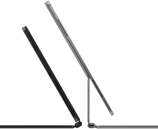 2 iPad Pro Geräte, befestigt am Magic Keyboard, Seitenansicht, dünnes Profil, Farbe Space Schwarz mit Lautsprechern und USB‑C Anschluss, halb geöffnet und geneigt, Farbe Silber, geöffnet, nach hinten geneigt, um das schwebende Design der Tastatur, die Lautsprecher und das Mikrofon zu zeigen