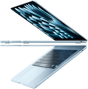 Zwei geöffnete MacBook Air Laptops in Farbe Himmelblau bilden einen Pfeil, um das dünne Profil zu betonen