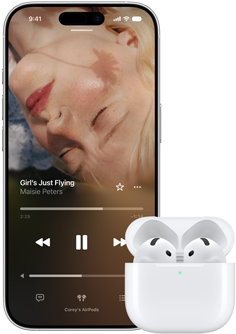 Ein iPhone neben AirPods im geöffneten Ladecase
