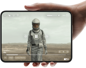 iPhone Duo, in einer Hand gehalten, im Querformat geöffnet, komplett ausgeklappt, das Display zeigt die Apple TV Serie „Silo“