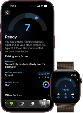 iPhone 18 Pro, Schwarz, Vorderseite, zeigt die Ergebnisse des Tagesformwerts (Wert 7), gekoppelt mit einer Apple Watch, Vorderansicht, Braun, zeigt denselben Tagesformwert von 7