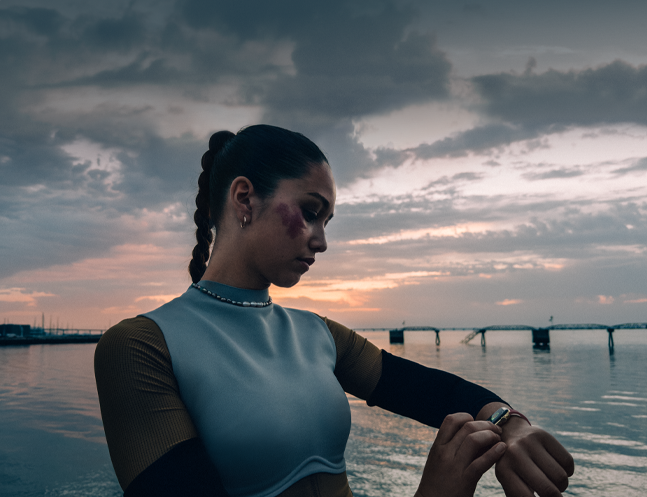 Eine Person schaut im Freien auf ihre Apple Watch Series 12
