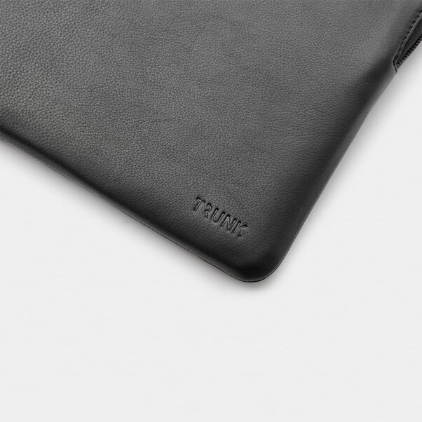Sie sehen das Produktbild 03 von Trunk Leder Sleeve für MacBook Pro 14" (2021), schwarz Trunk Leder Sleeve für MacBook Pro 14" (2021), schwarz