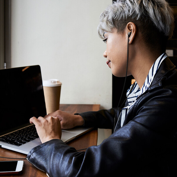 Sie sehen das Produktbild 02 von JBL TUNE305C, kabelgebundener USB-C In-Ear Kopfhörer, schwarz JBL TUNE305C, kabelgebundener USB-C In-Ear Kopfhörer, schwarz