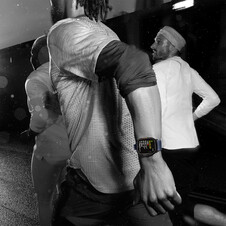 Apple Watch Ultra 2 GPS + Cellular, Titan schwarz, 49mm mit Milanaise-Armband, Titan schwarz - S>