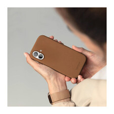 Sie sehen das Produktbild 05 von Vonmählen Kunstleder-Case für iPhone 16 Plus, braun Vonmählen Kunstleder-Case für iPhone 16 Plus, braun