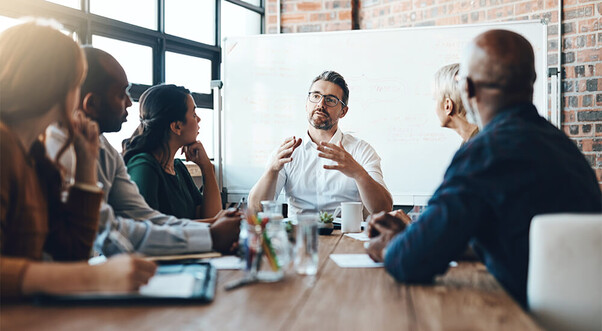 Foto mit mehreren Personen in einem Meetingraum