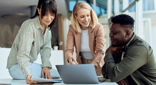 Foto mit mehreren Personen die zusammen arbeiten