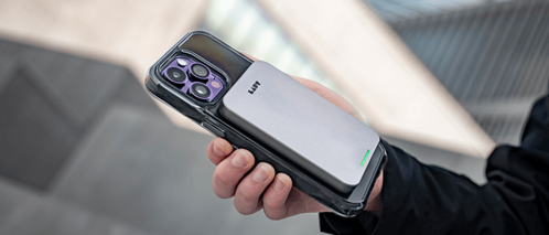 LAUT Power Charge Crystal MagSafe Powerbank auf einem iPhone