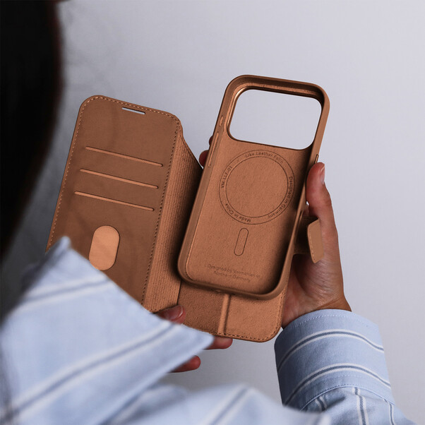 Sie sehen das Produktbild 04 von Vonmählen Kunstleder-Folio für iPhone 17 Pro, braun Vonmählen Kunstleder-Folio für iPhone 17 Pro, braun