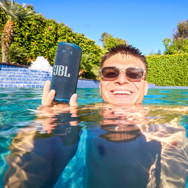 JBL Grip, kompakter Bluetooth-Lautsprecher, blau