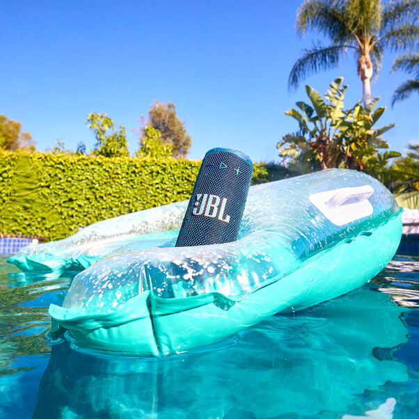 JBL Grip, kompakter Bluetooth-Lautsprecher, weiss