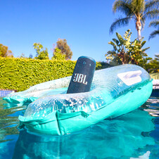 JBL Grip, kompakter Bluetooth-Lautsprecher, weiss