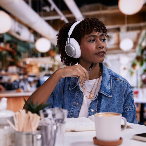 Sie sehen das Produktbild 06 von JBL Live 780NC, Over-Ear Bluetooth Kopfhörer, weiß JBL Live 780NC, Over-Ear Bluetooth Kopfhörer, weiß