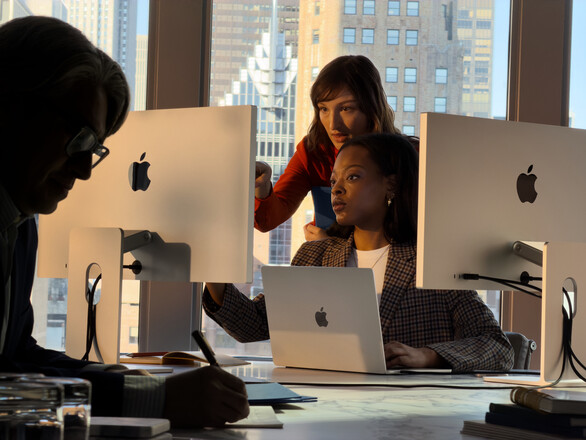 260115_ProdLife-MacBookAir-NewYorkCity_MB_i091137_RGB_00-0234-398_v4_CT_f_web.jpg