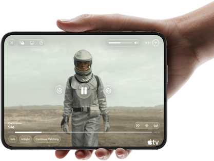 iPhone Duo, in einer Hand gehalten, im Querformat geöffnet, komplett ausgeklappt, das Display zeigt die Apple TV Serie „Silo“