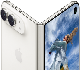 iPhone Duo, halb geöffnet wie ein Buch, mit Scharniermechanismus in der Mitte, Rückseite links mit Apple Logo und zwei Kameras, äußeres Display rechts zeigt ein Porträtfoto einer Person mit blonden Haaren