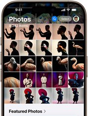 Die Fotos App ist geöffnet, und es werden künstlerische Fotos auf einem iPhone 16 Pro in Titan Wüstensand angezeigt